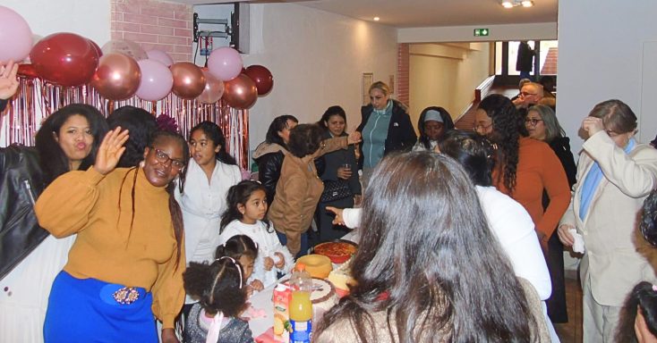 Groupe de personnes célébrant un événement avec des décorations et de la nourriture.